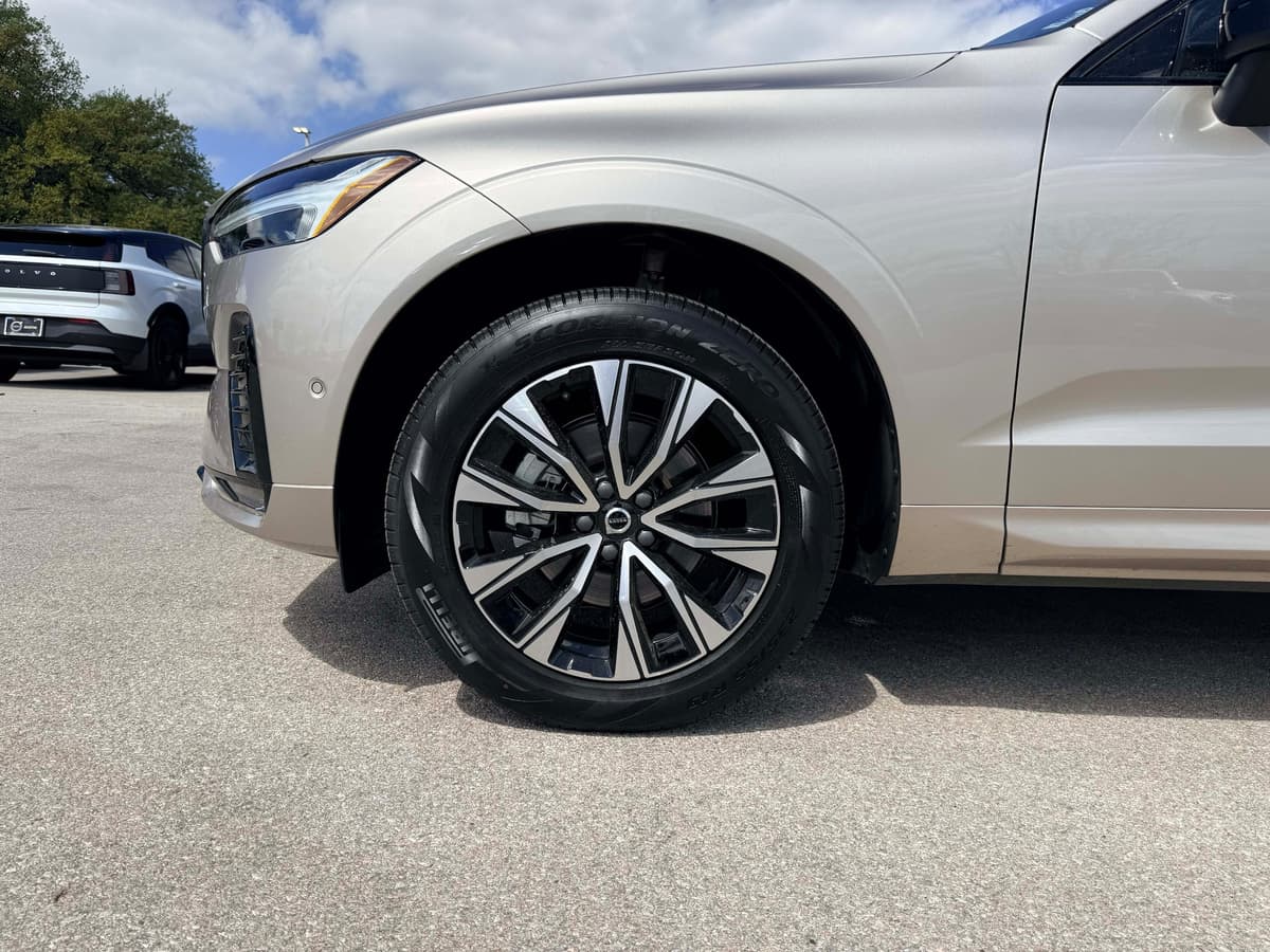 2025 Volvo XC60 - Image 9