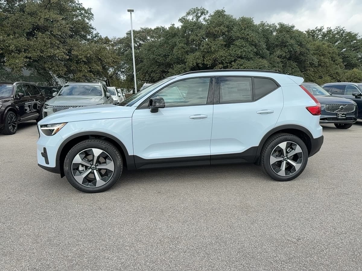 2026 Volvo XC40 - Image 3