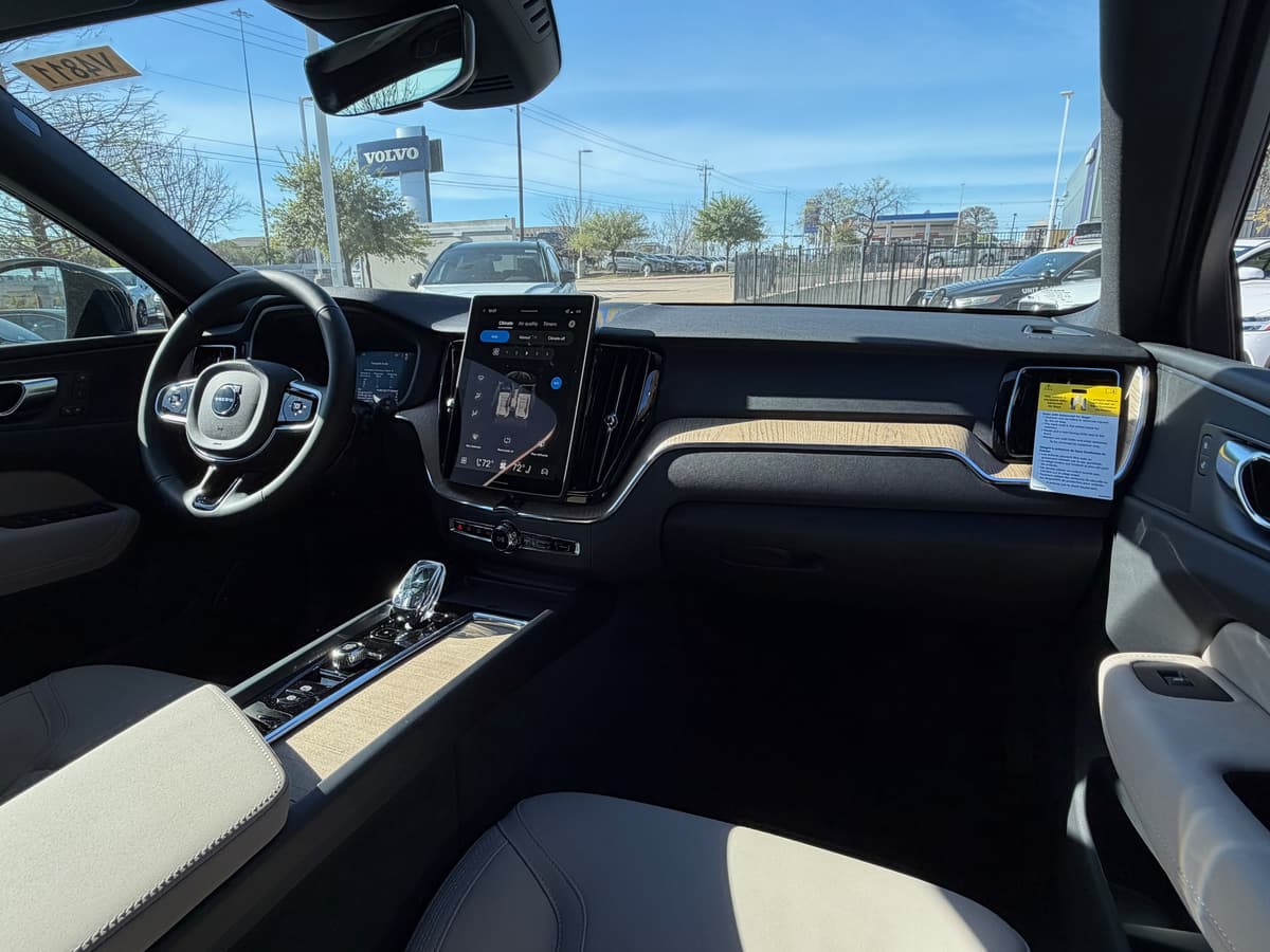 2026 Volvo XC60 - Image 8