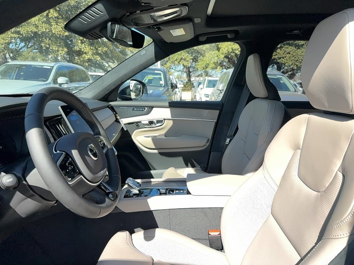 2026 Volvo XC90 plug-in hybrid - Image 13