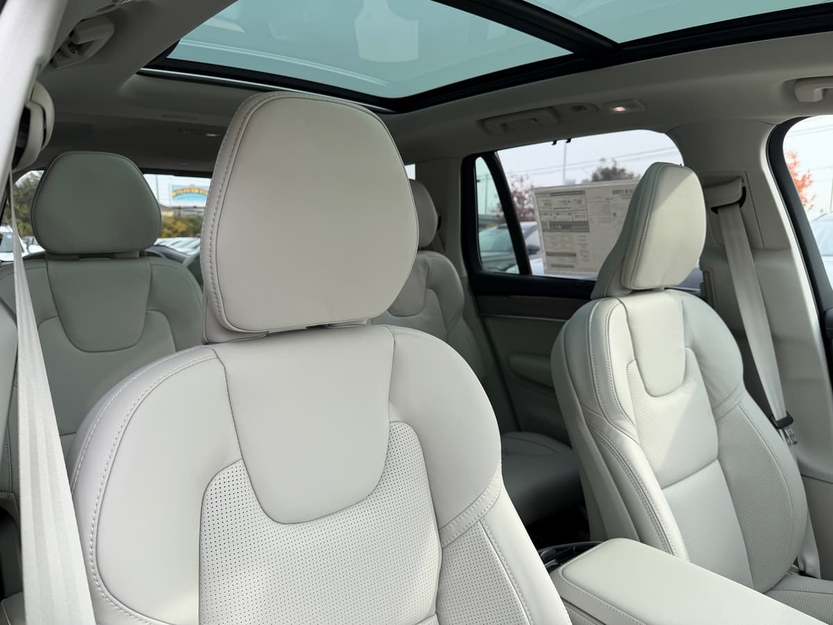 2026 Volvo XC90 plug-in hybrid - Image 9