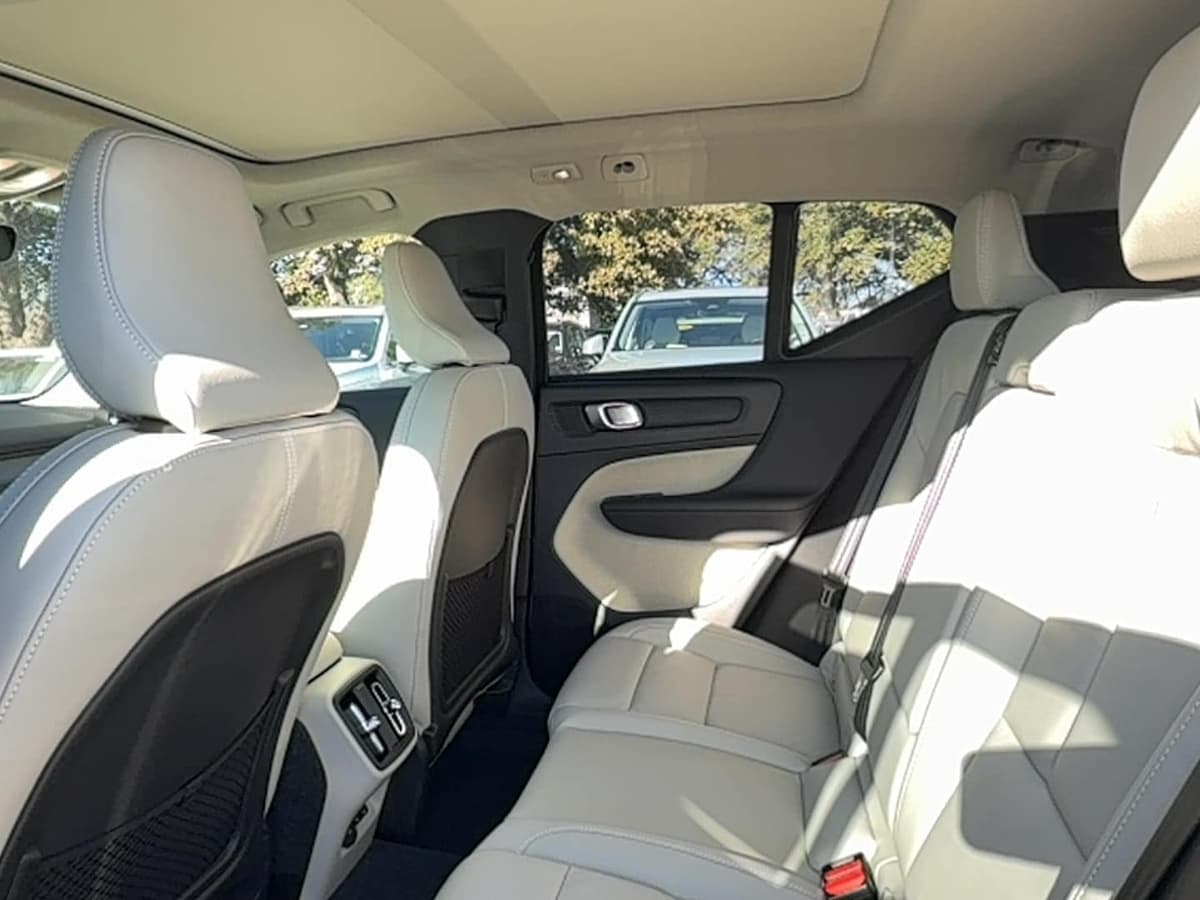 2026 Volvo XC40 - Image 17