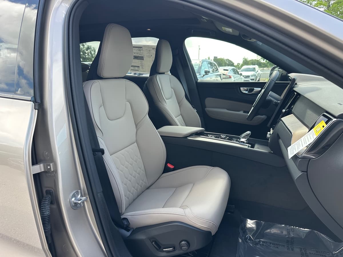 2026 Volvo XC60 - Image 8