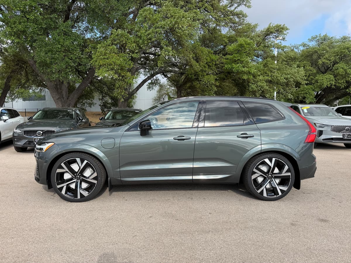 2026 Volvo XC60 plug-in hybrid - Image 3