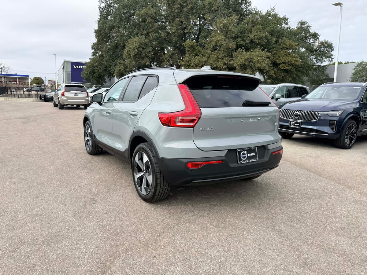 2026 Volvo XC40 - Image 4