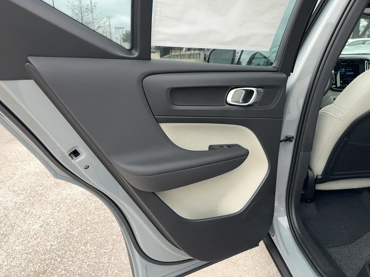 2026 Volvo XC40 - Image 16