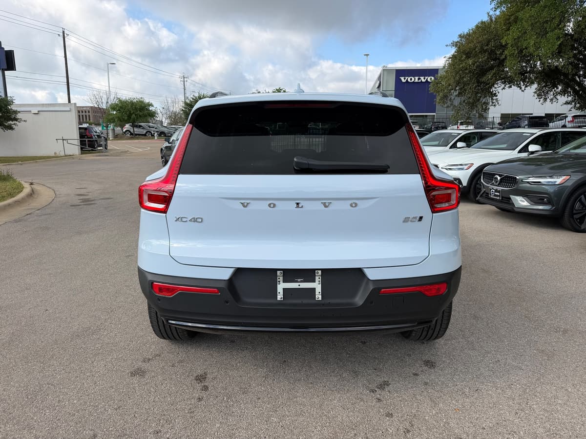 2026 Volvo XC40 - Image 5