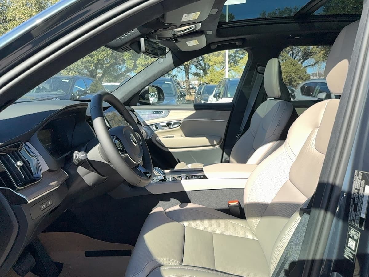 2026 Volvo XC90 plug-in hybrid - Image 12