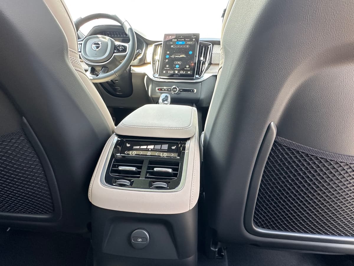 2026 Volvo XC90 plug-in hybrid - Image 12