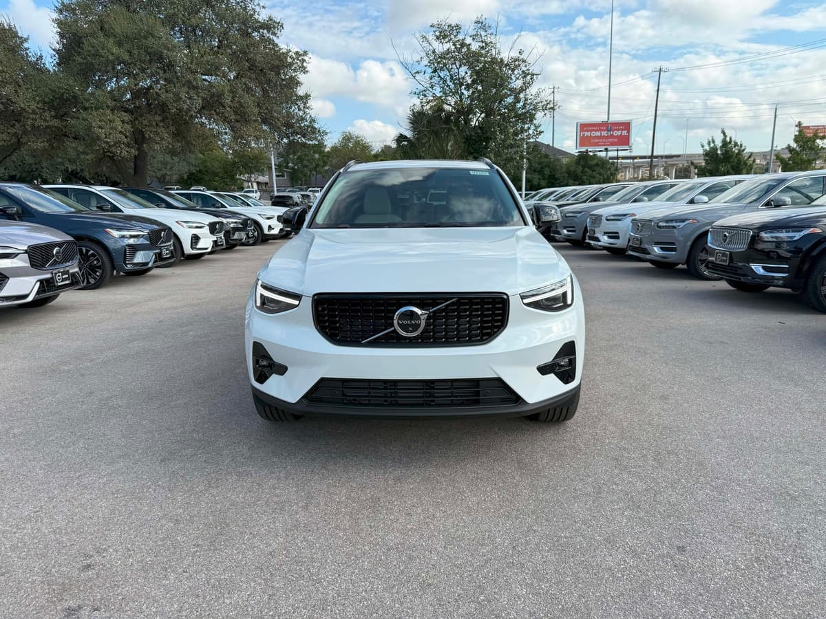 2026 Volvo XC40 - Image 9