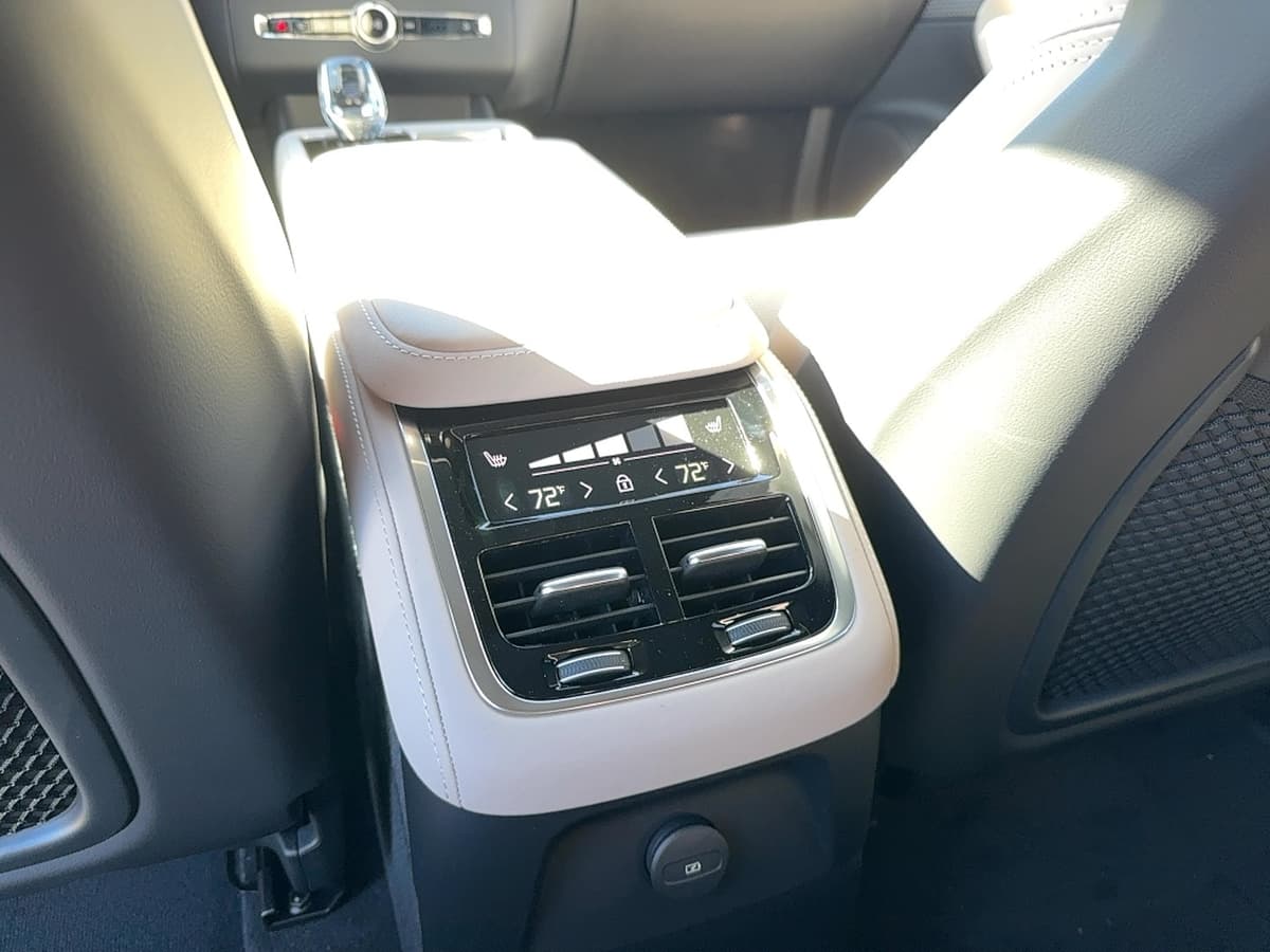 2026 Volvo XC90 plug-in hybrid - Image 17