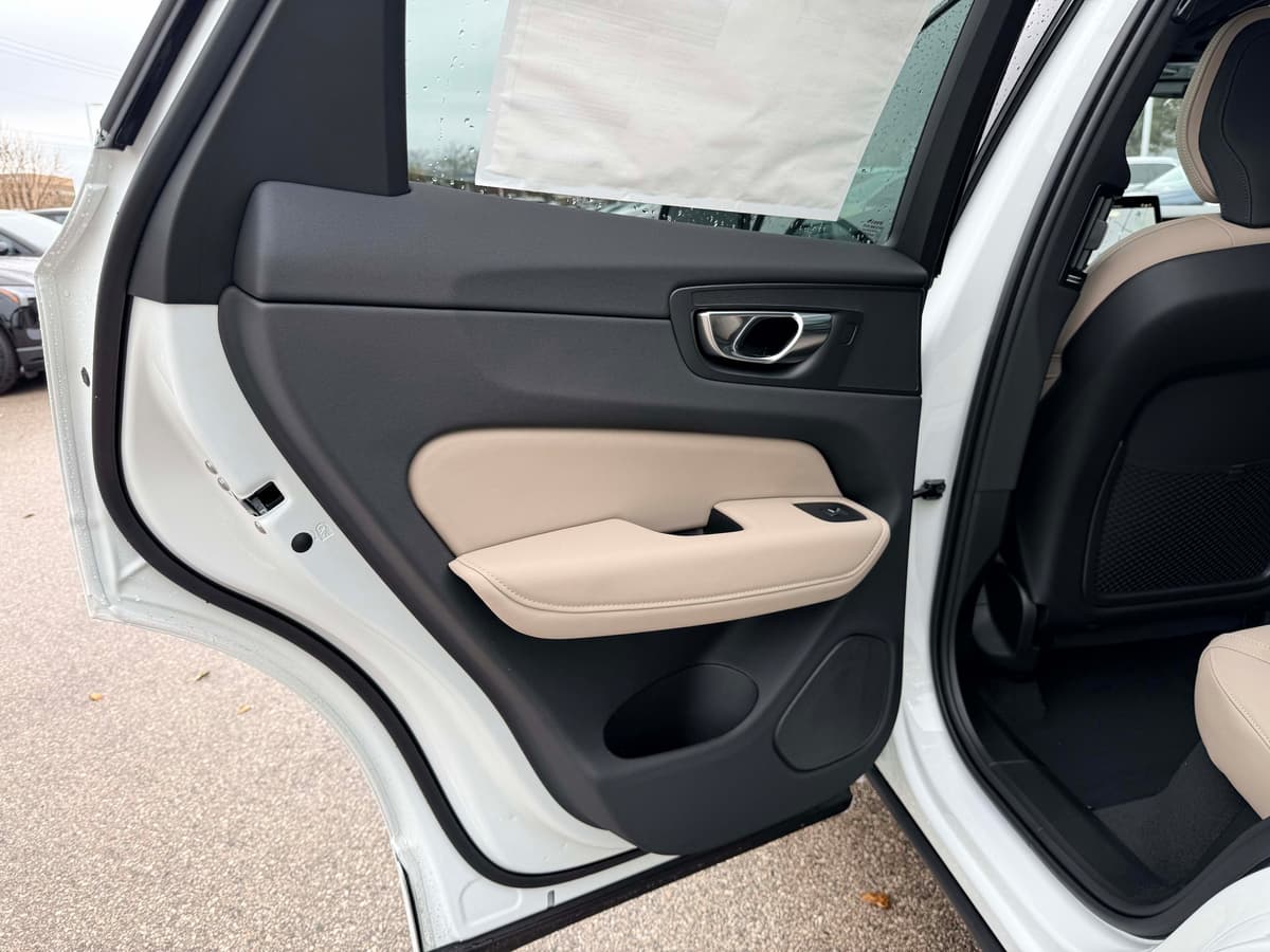 2026 Volvo XC60 - Image 14