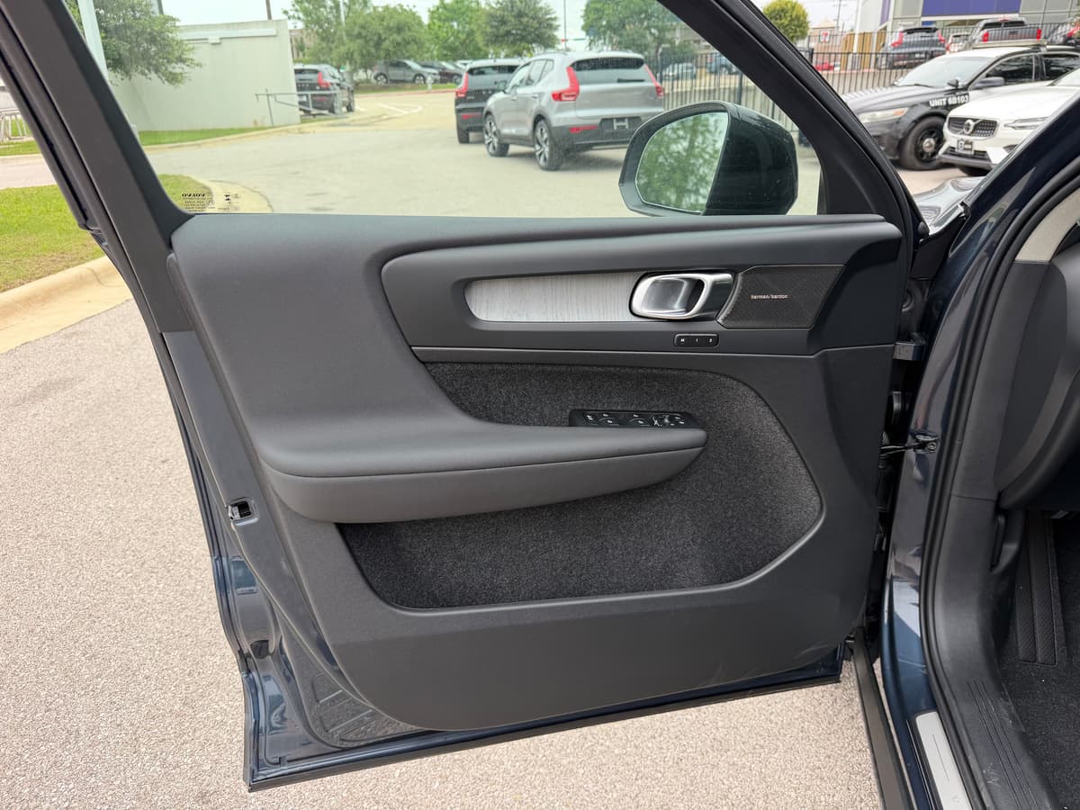 2026 Volvo XC40 - Image 15
