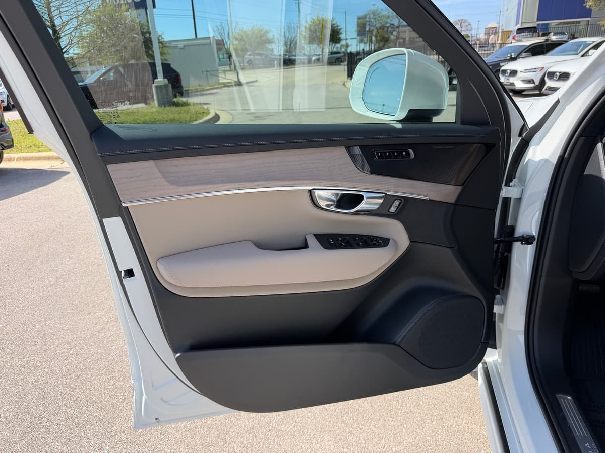 2026 Volvo XC90 plug-in hybrid - Image 17