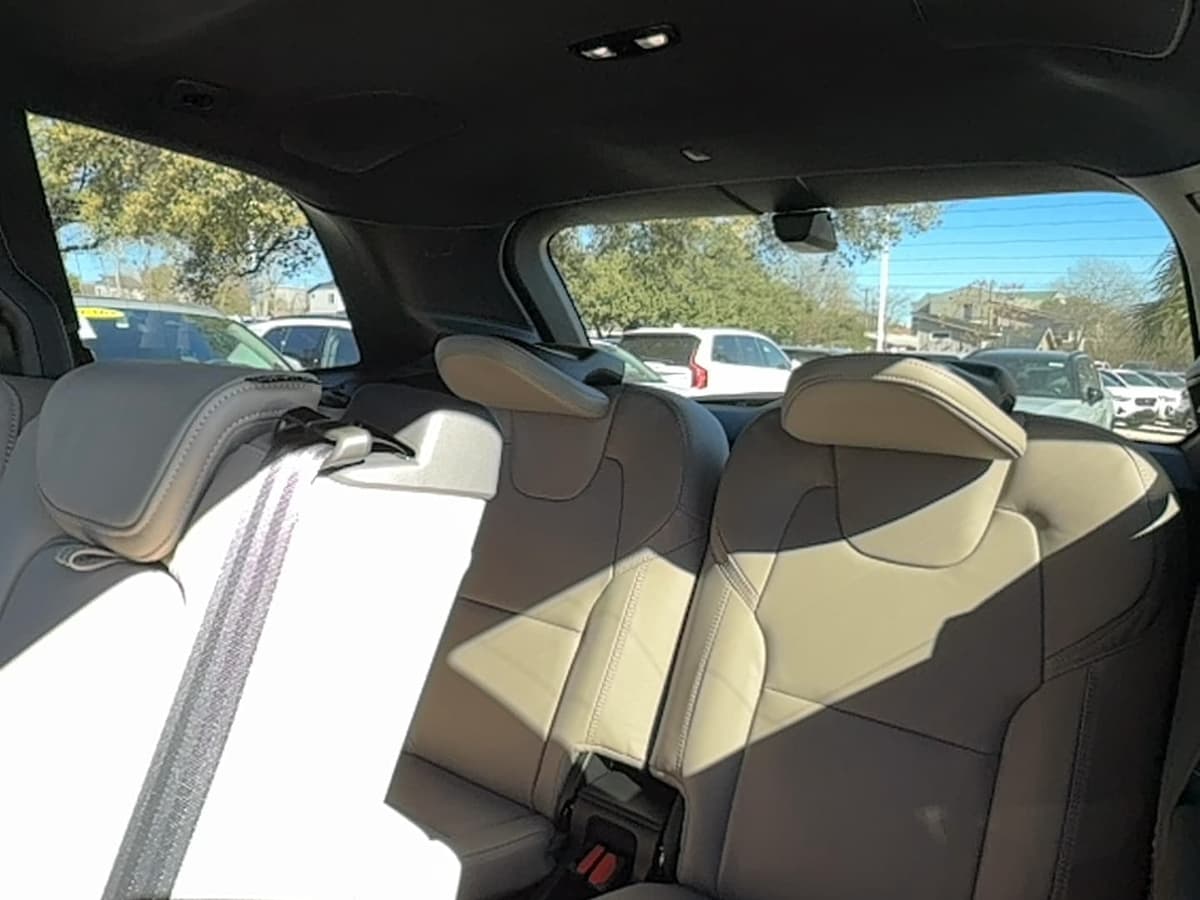 2026 Volvo XC90 plug-in hybrid - Image 16