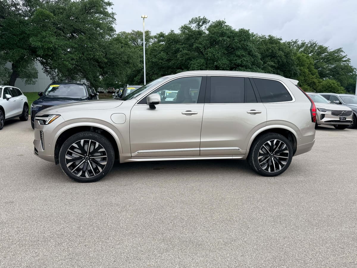 2026 Volvo XC90 plug-in hybrid - Image 3