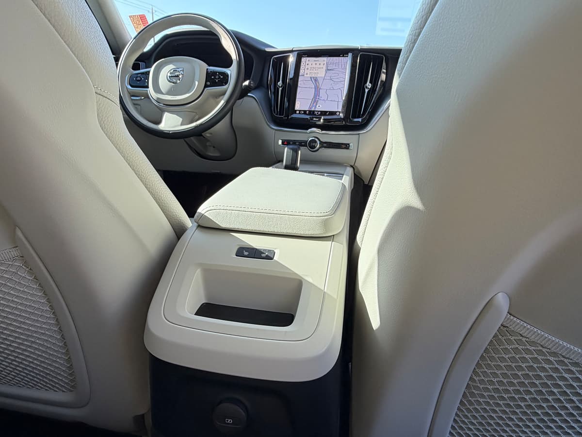 2025 Volvo XC60 plug-in hybrid - Image 11