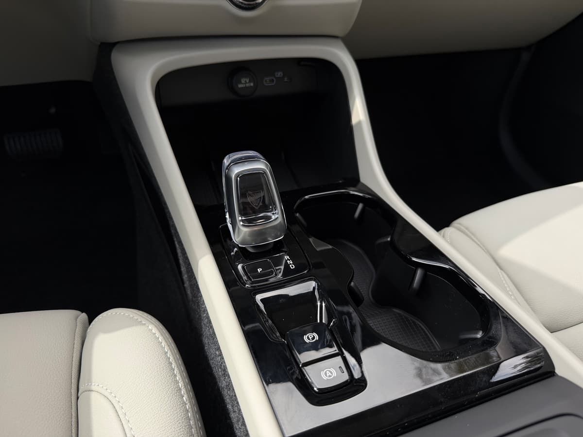 2026 Volvo XC40 - Image 13