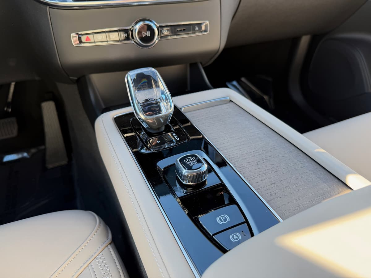 2026 Volvo XC90 plug-in hybrid - Image 13