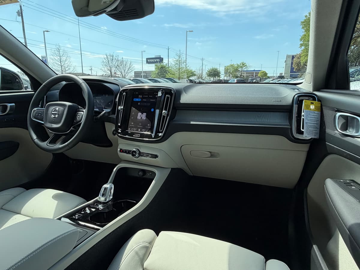 2026 Volvo XC40 - Image 10