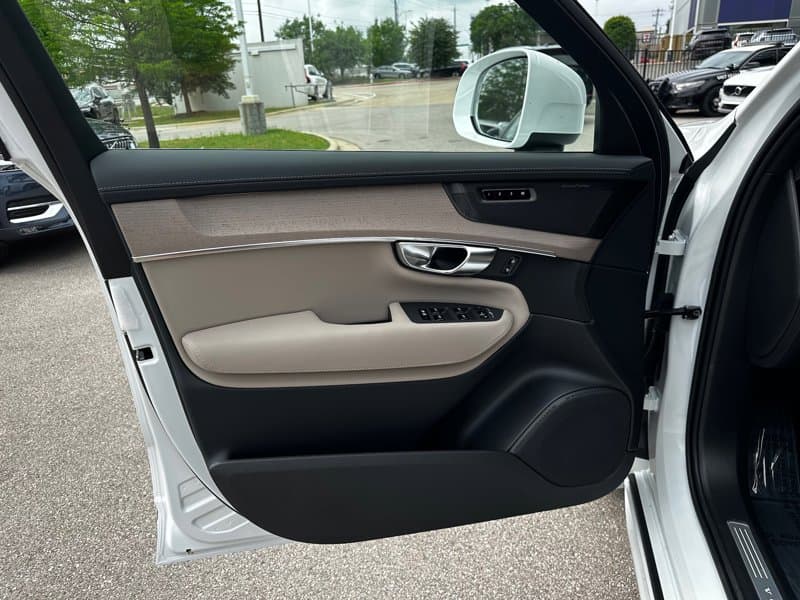 2025 Volvo XC90 plug-in hybrid - Image 18