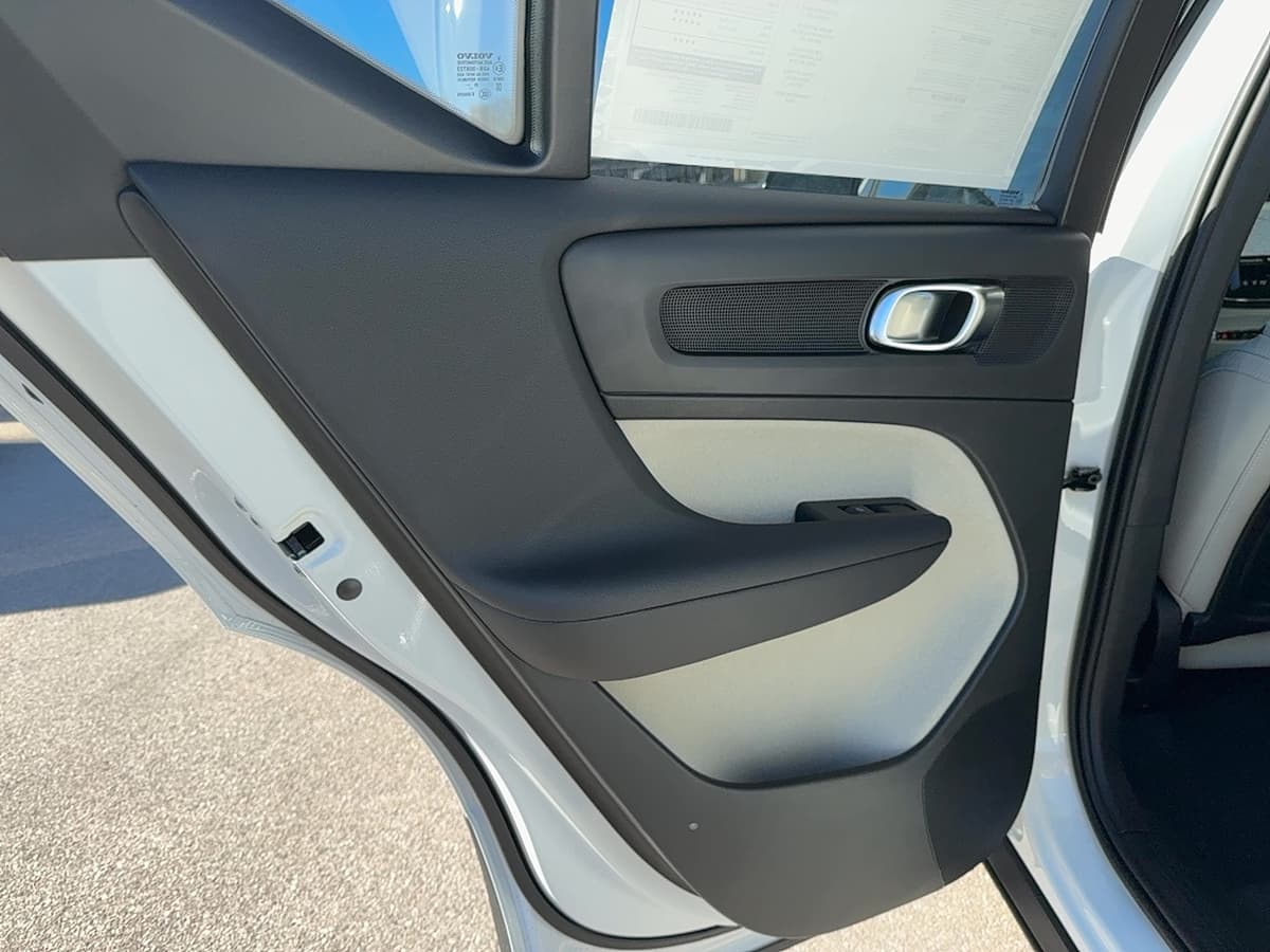 2026 Volvo XC40 - Image 14