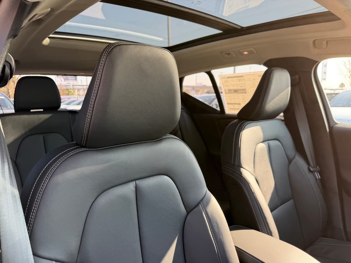 2026 Volvo XC40 - Image 9