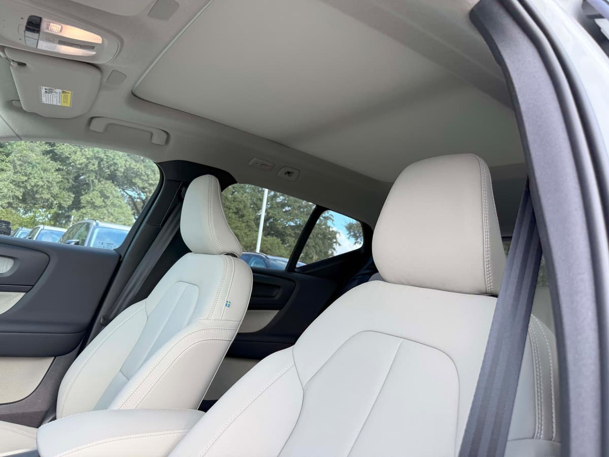 2026 Volvo XC40 - Image 14