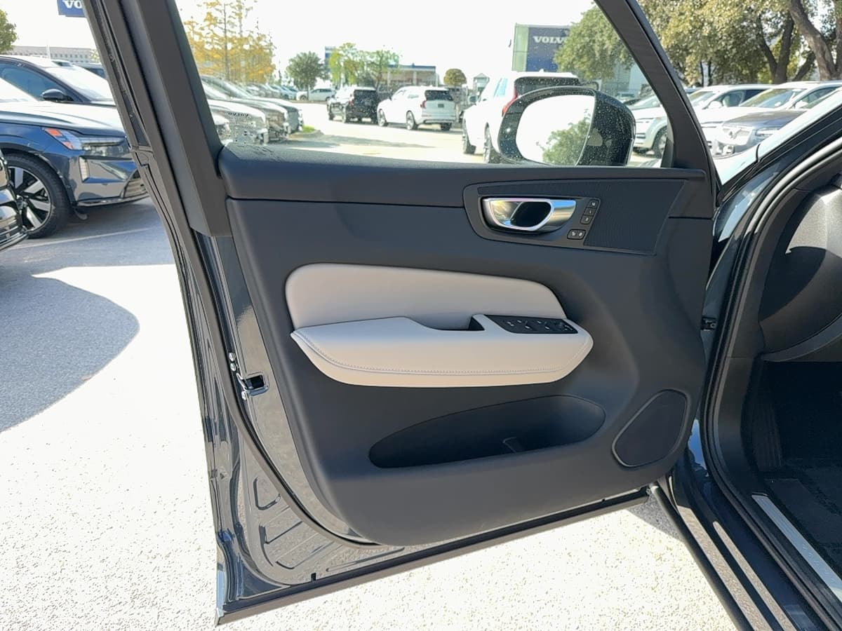 2026 Volvo XC60 - Image 10