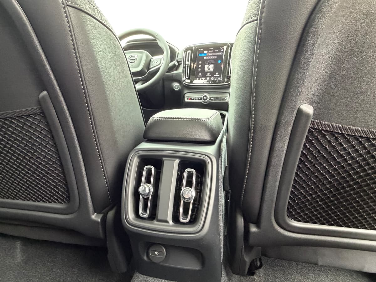 2026 Volvo XC40 - Image 10