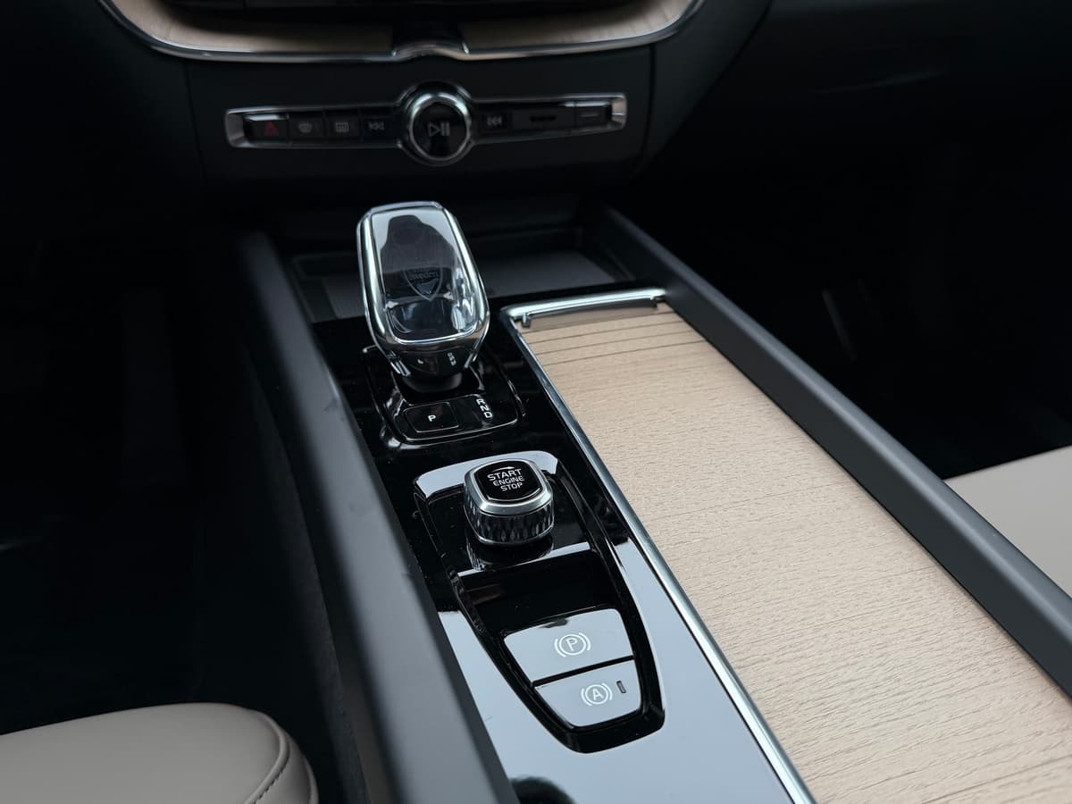 2026 Volvo XC60 - Image 13