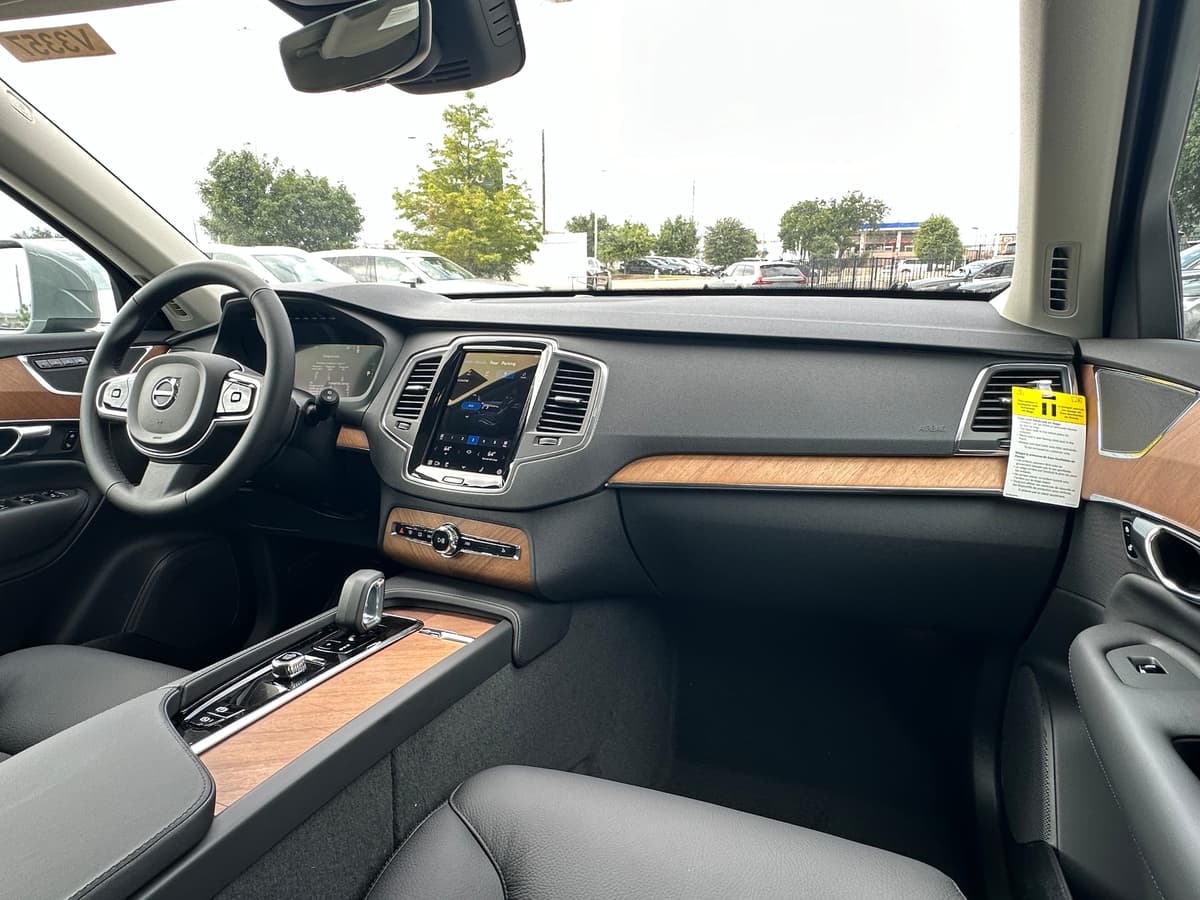 2025 Volvo XC90 plug-in hybrid - Image 10