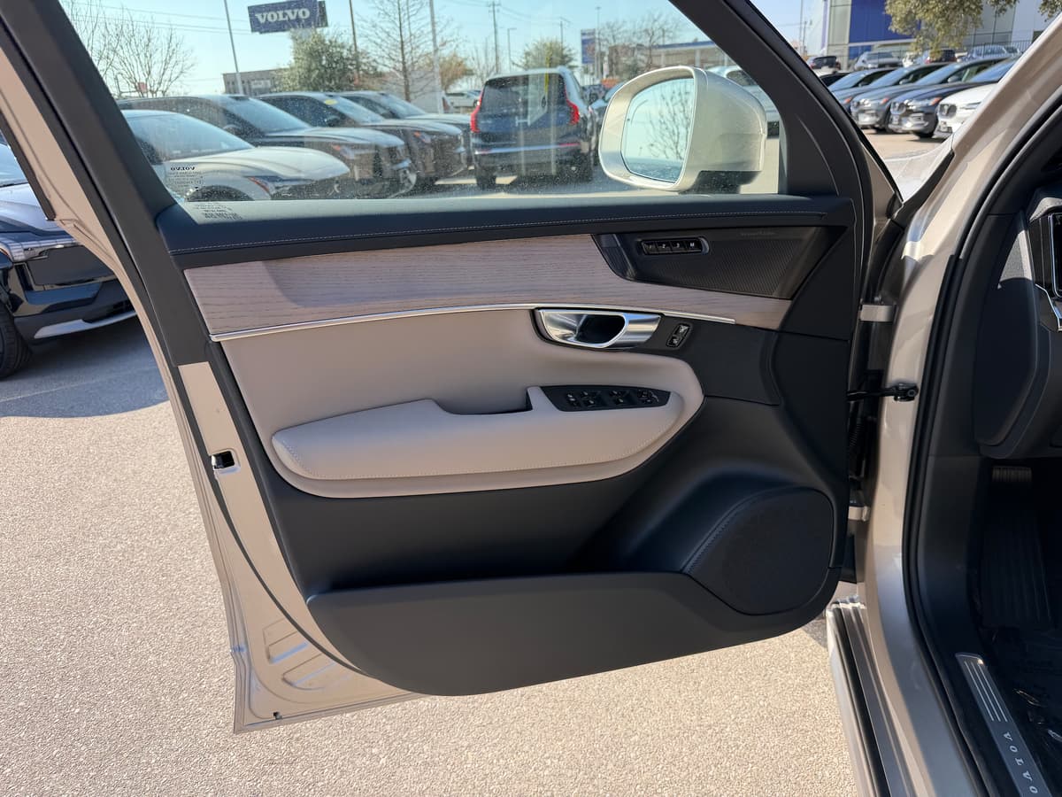 2026 Volvo XC90 plug-in hybrid - Image 17