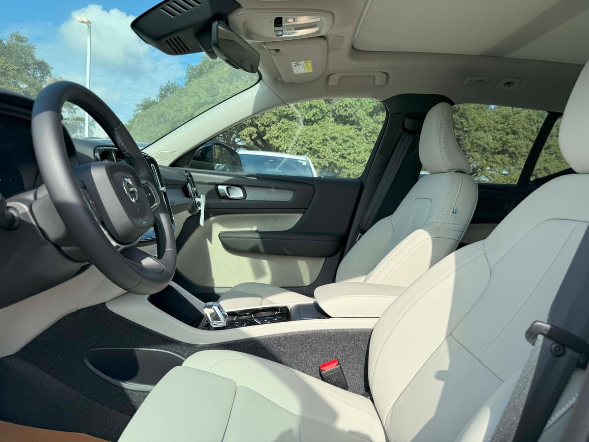2026 Volvo XC40 - Image 13