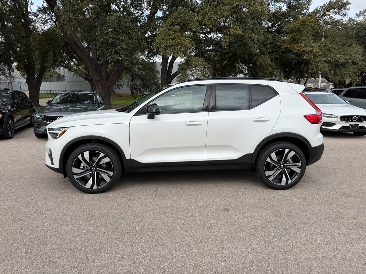 2026 Volvo XC40 - Image 3