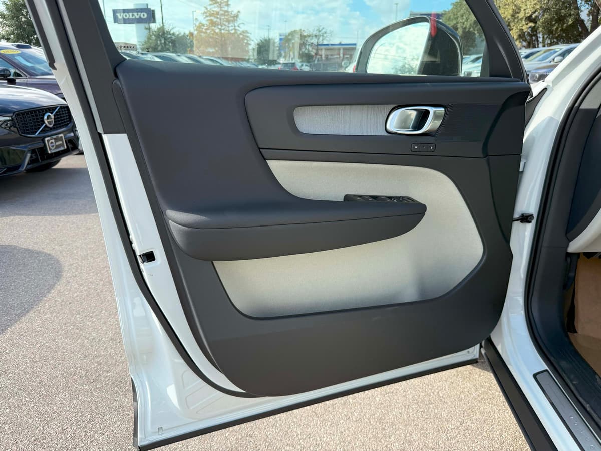 2026 Volvo XC40 - Image 11