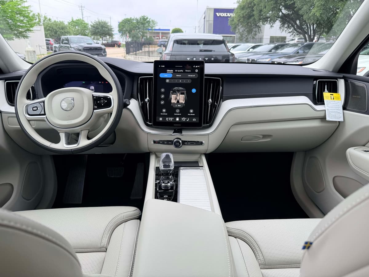 2026 Volvo XC60 - Image 17