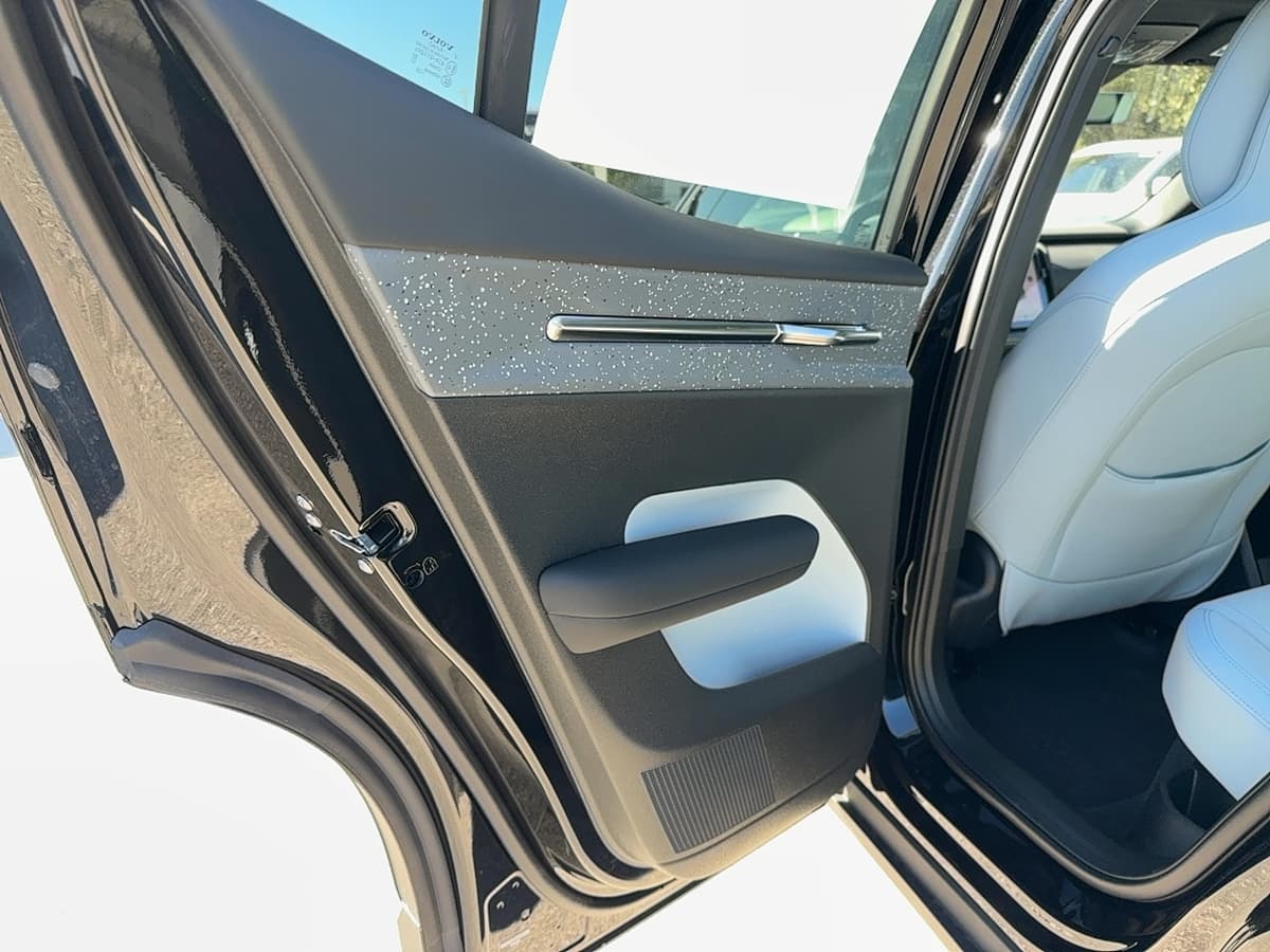 2026 Volvo EX30 - Image 13