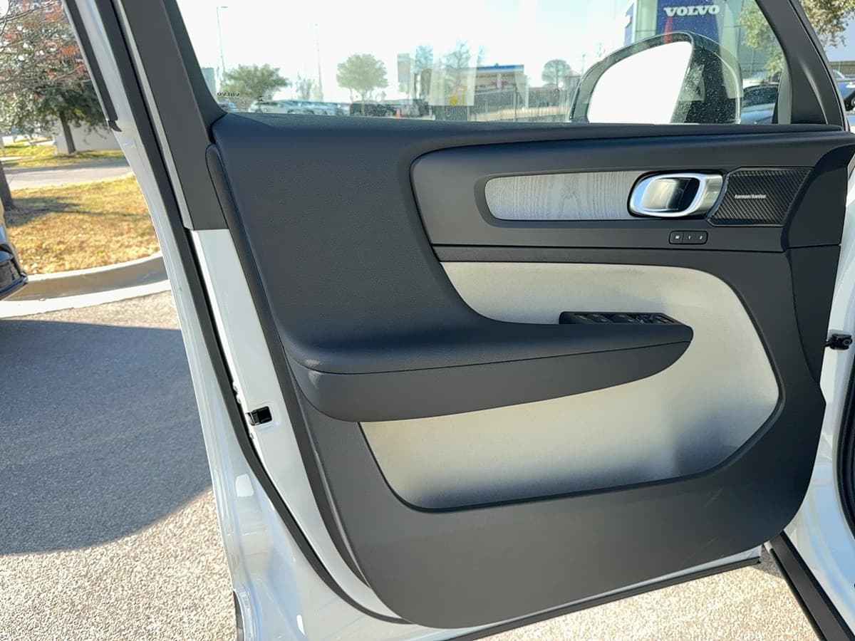 2026 Volvo XC40 - Image 8