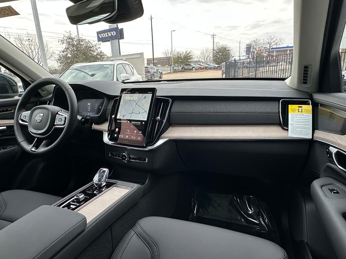 2025 Volvo XC90 plug-in hybrid - Image 11