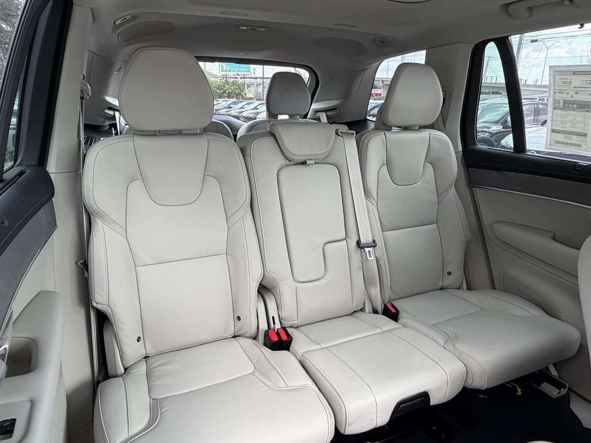 2026 Volvo XC90 plug-in hybrid - Image 10