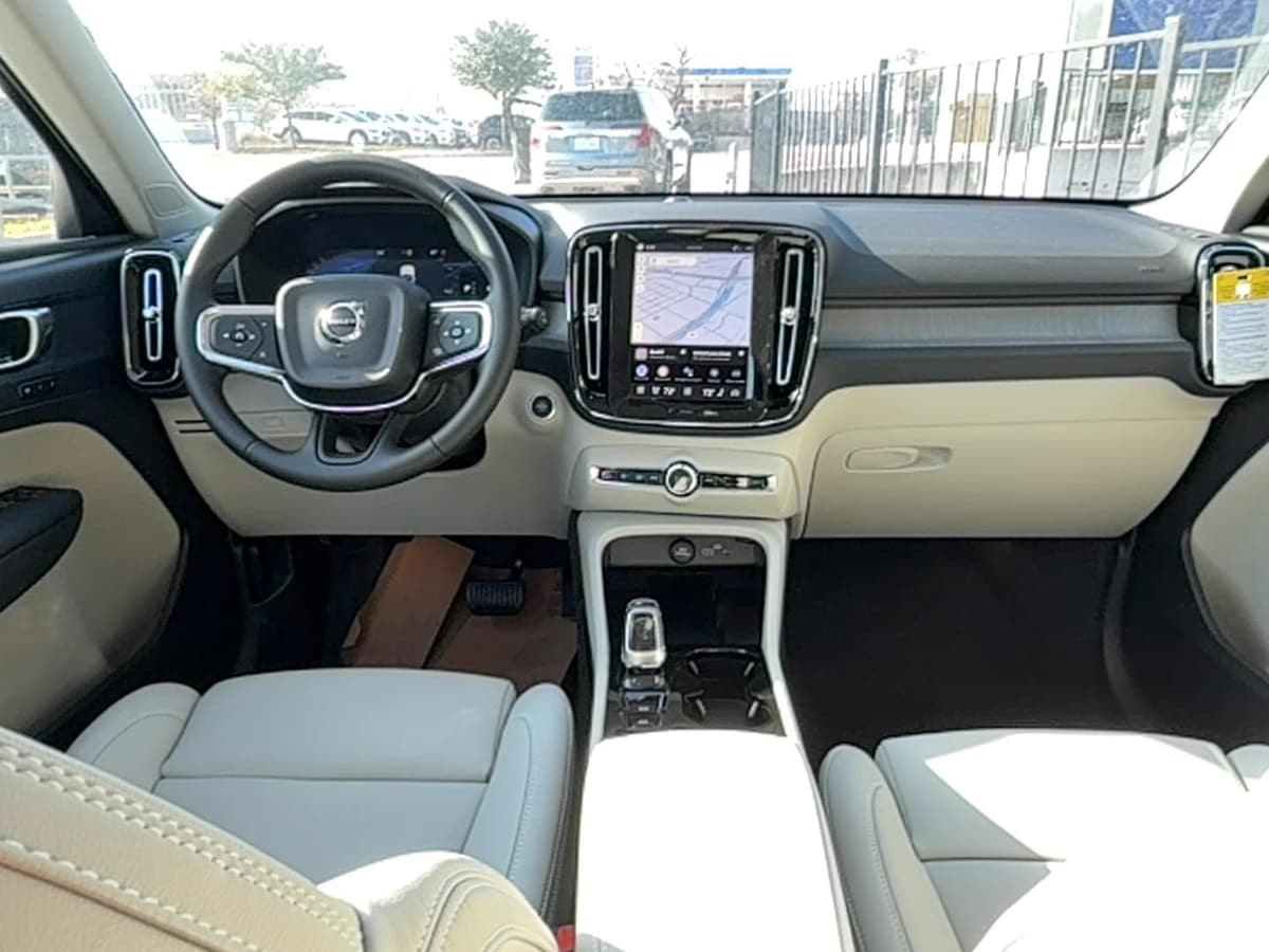 2026 Volvo XC40 - Image 13