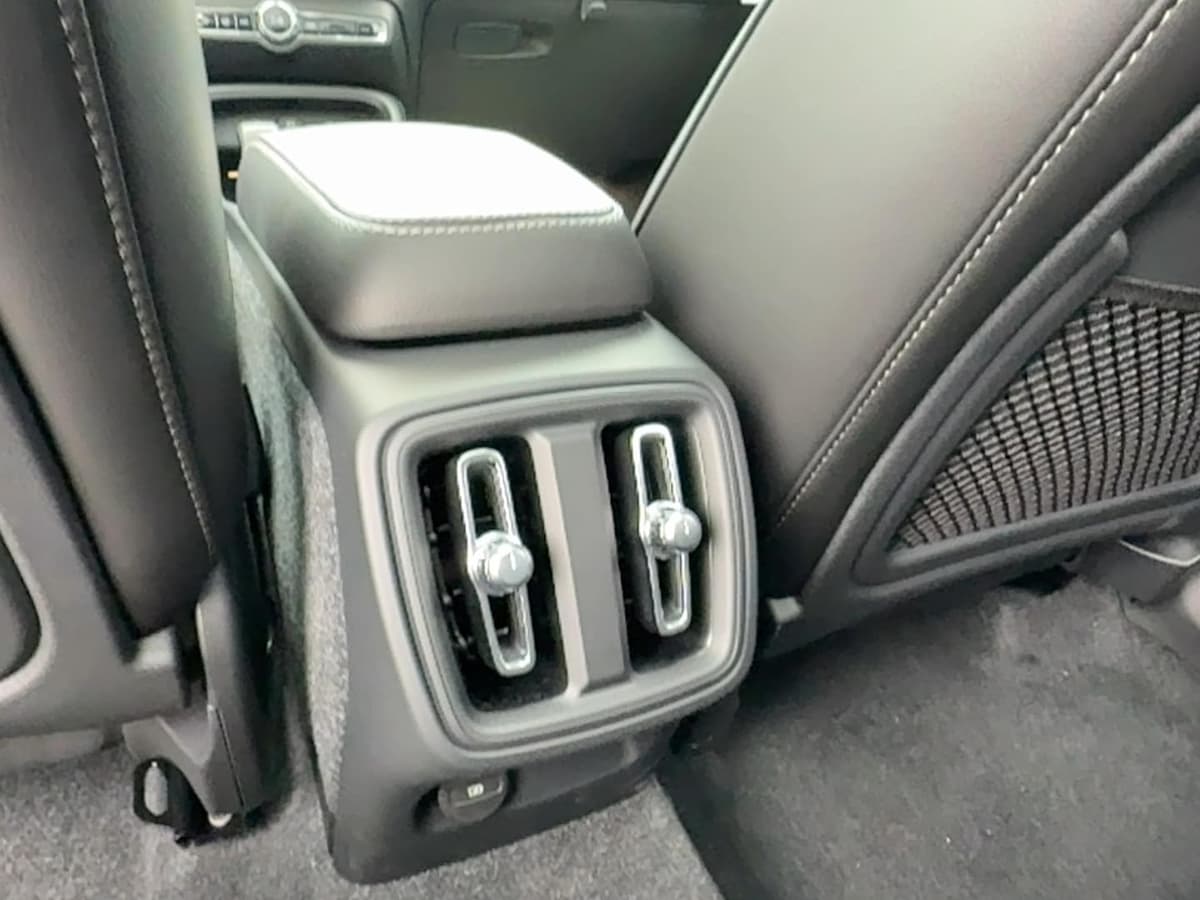 2026 Volvo XC40 - Image 16