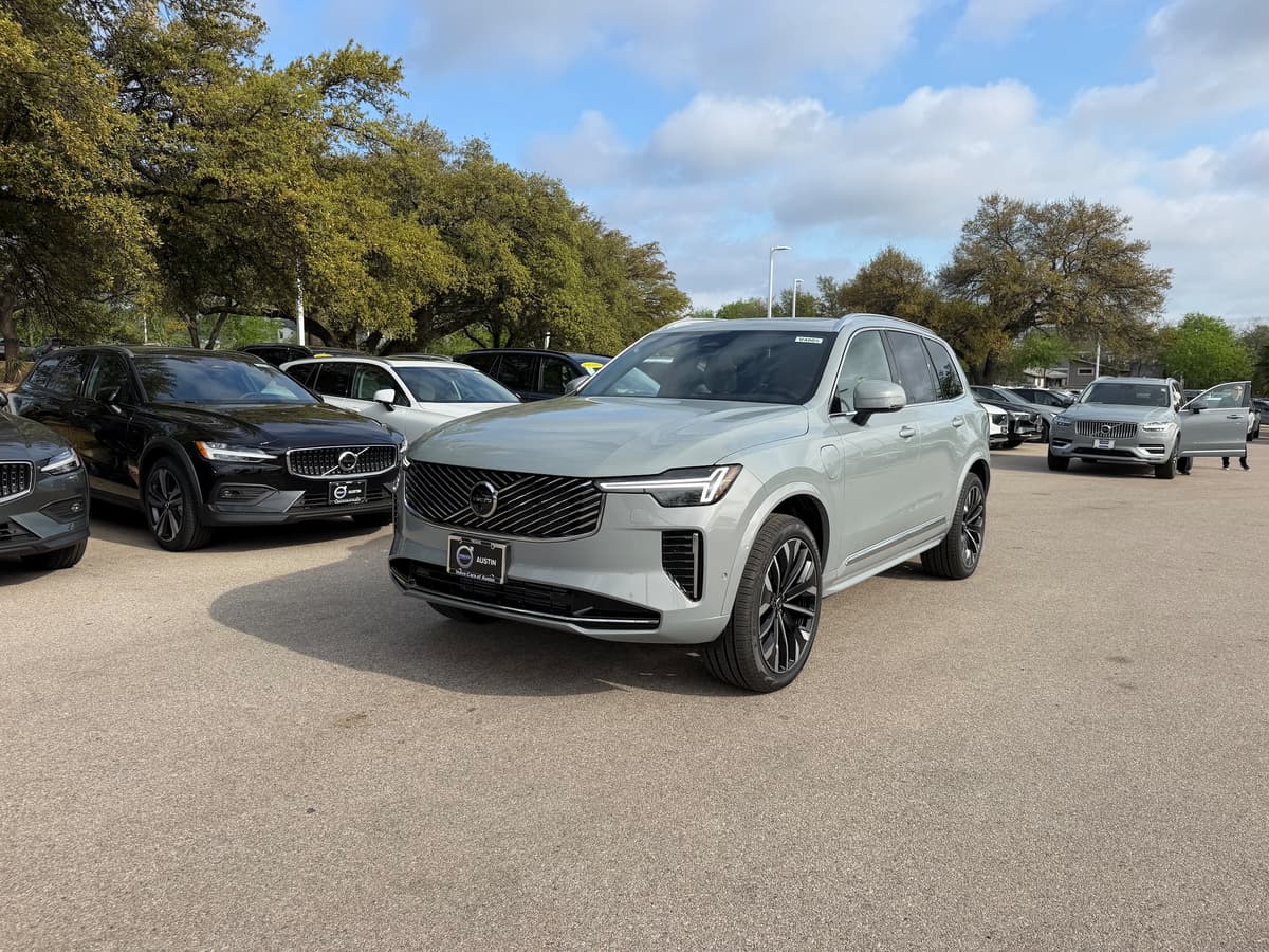 2026 Volvo XC90 plug-in hybrid - Image 2
