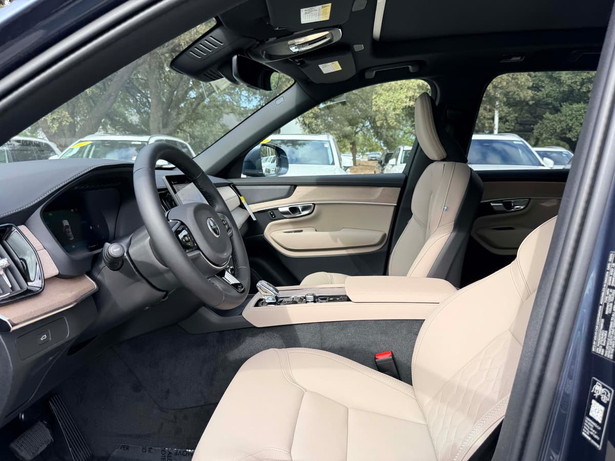 2026 Volvo XC90 - Image 13