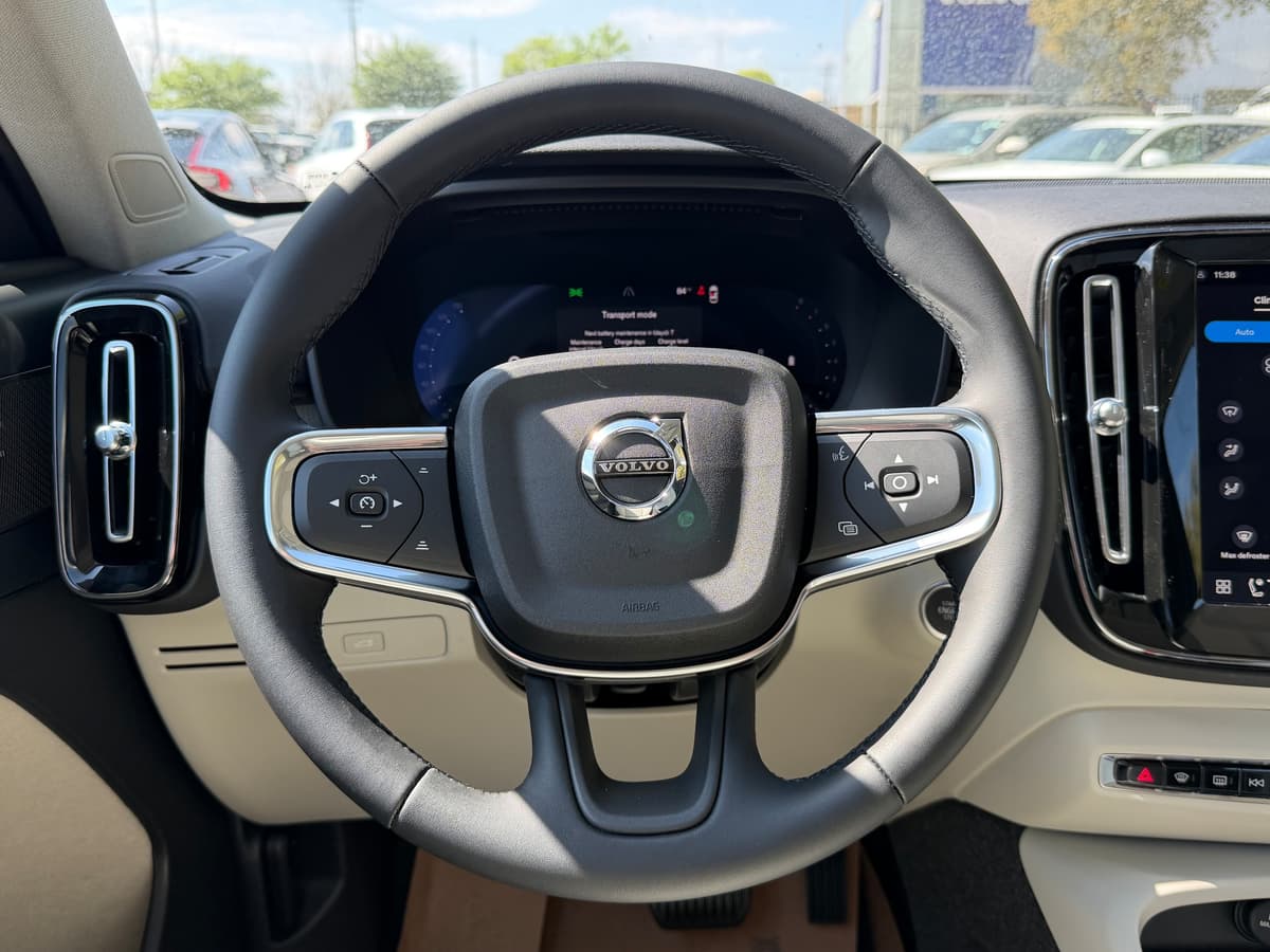 2026 Volvo XC40 - Image 14