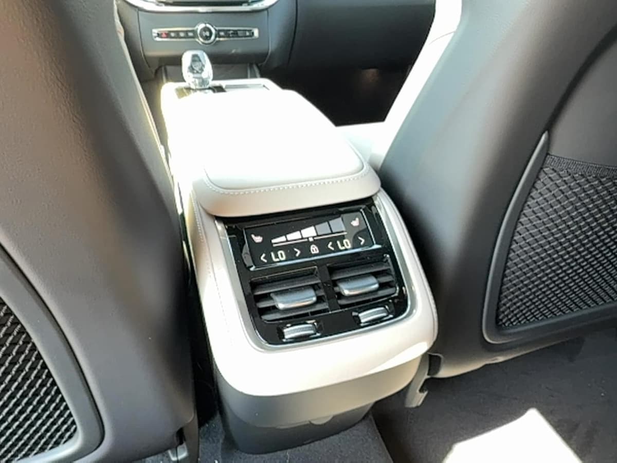 2026 Volvo XC90 - Image 18
