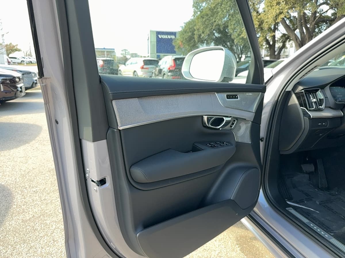 2026 Volvo XC90 plug-in hybrid - Image 10