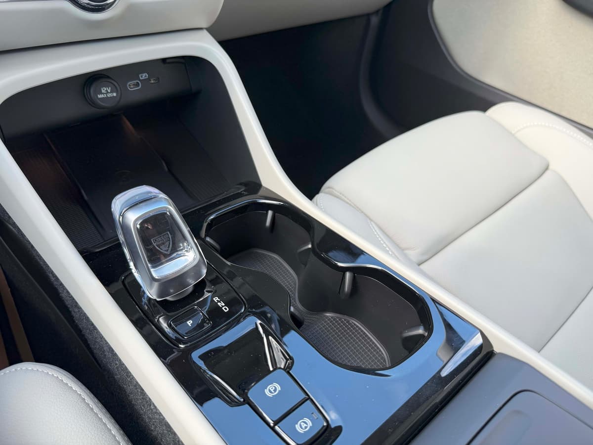 2026 Volvo XC40 - Image 24