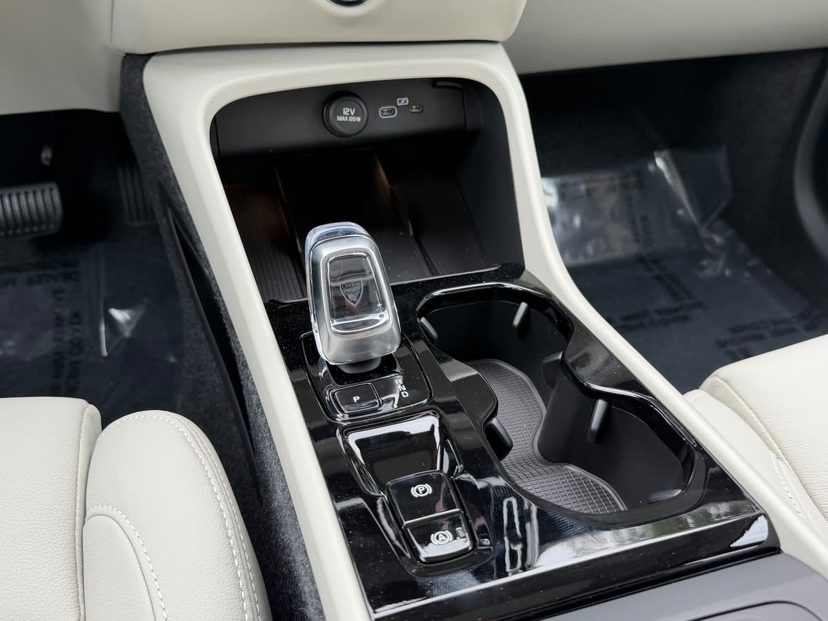 2026 Volvo XC40 - Image 13